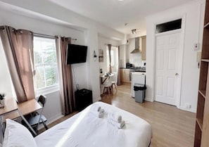 1 habitación, tabla de planchar con plancha, wifi y ropa de cama