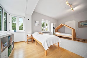 4 bedrooms, desk, iron/ironing board, free WiFi