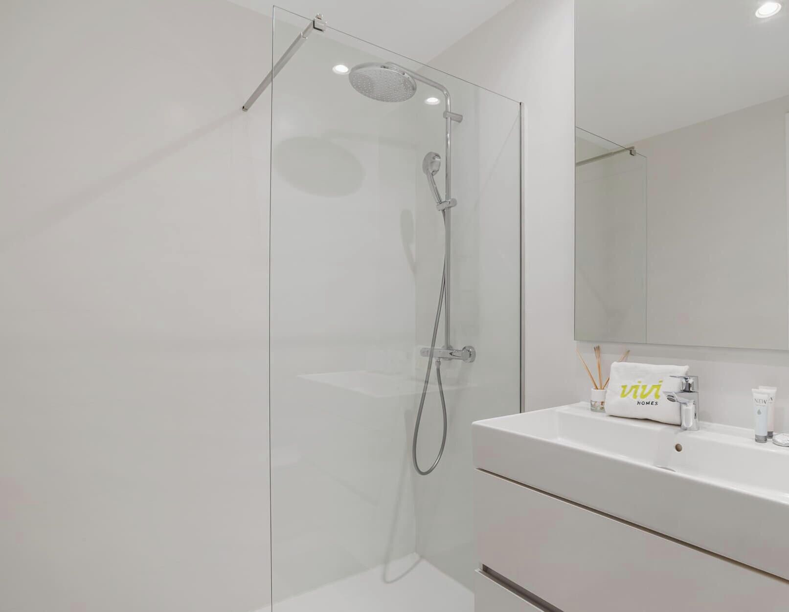 Bruser, hårtørrer, håndklæder, Sæbe