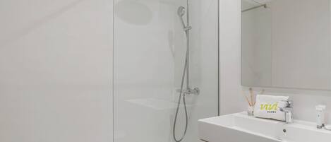 Bruser, hårtørrer, håndklæder, Sæbe