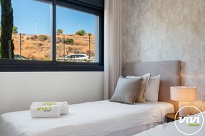 2 室のベッドルーム、セーフティボックス (室内)、デスク、��アイロン / アイロン台