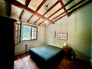 7 bedrooms, desk, iron/ironing board, travel cot