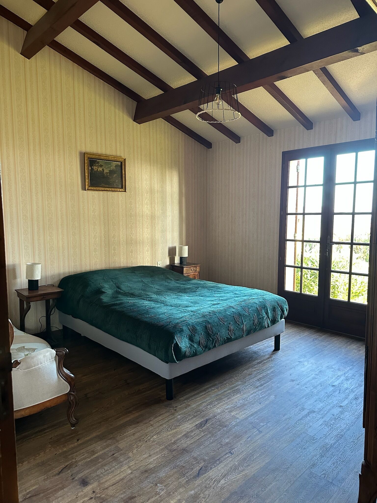 7 slaapkamers, een bureau, een strijkplank/strijkijzer, reisbedje