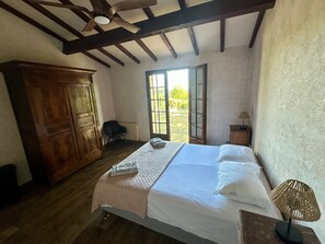 7 bedrooms, desk, iron/ironing board, travel cot