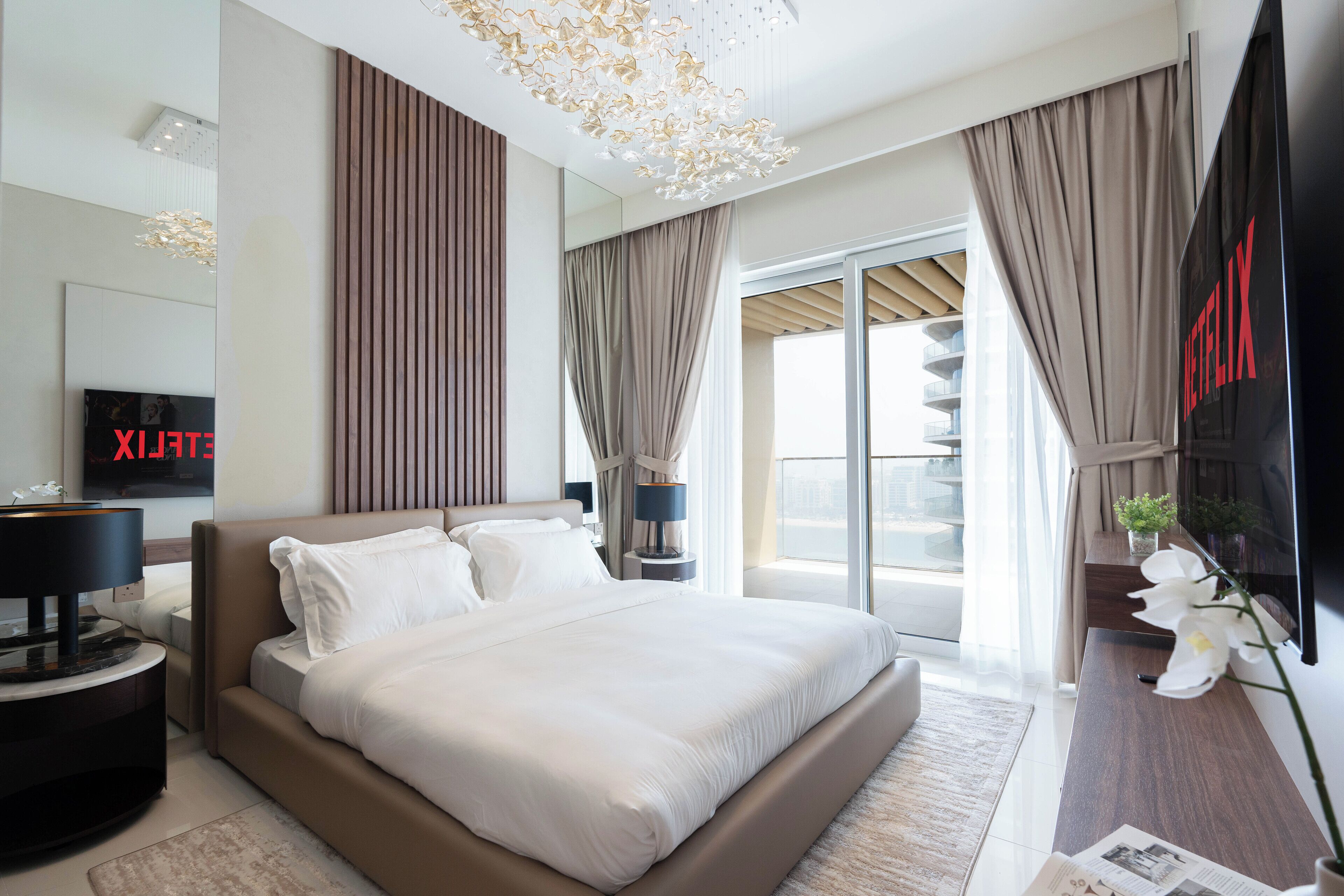 Appartamento Deluxe, balcone, vista mare | Area soggiorno | TV a schermo piatto 125 cm con canali digitali, Netflix