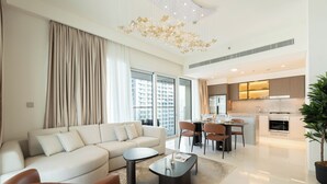 Uma sala de estar moderna com sofá, mesa de centro e área de jantar.