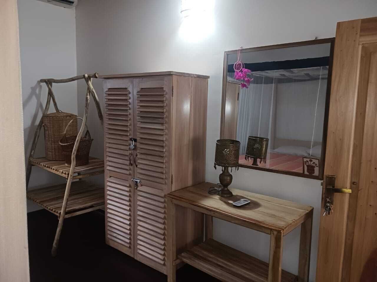 3 bedrooms, desk, WiFi, bed sheets