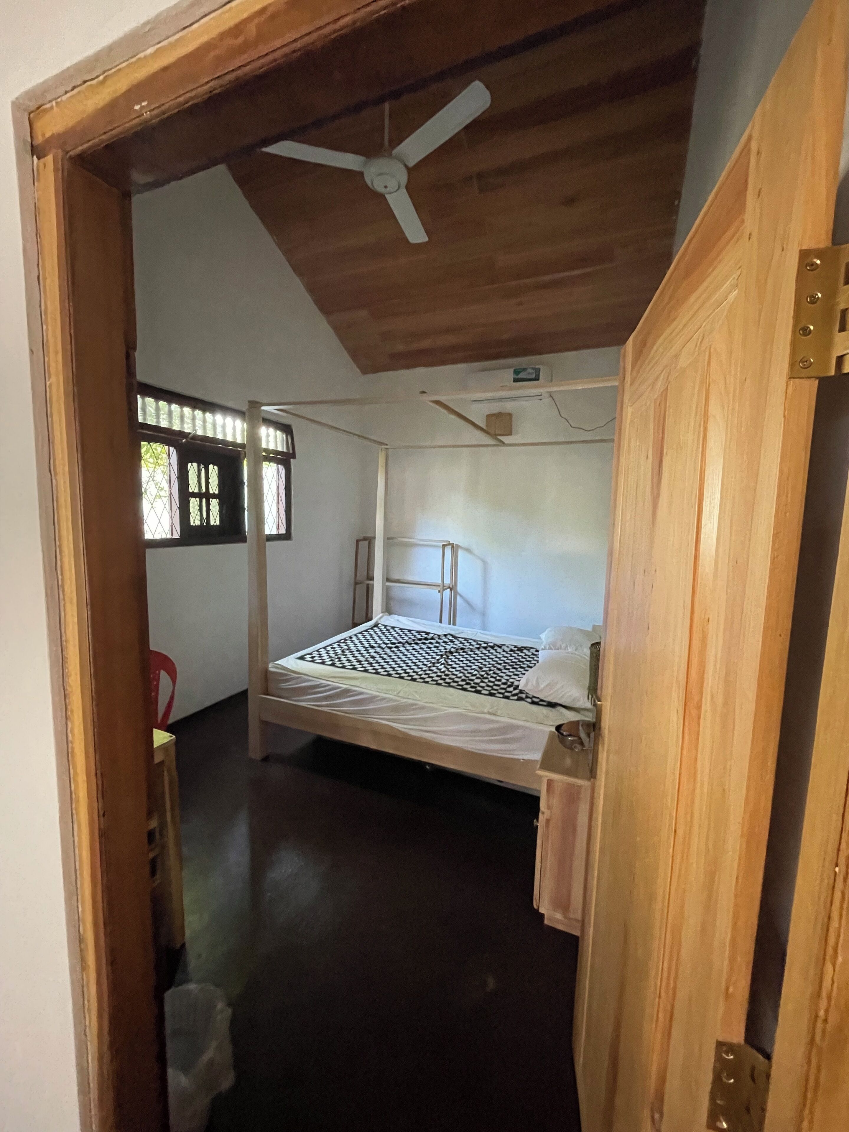 3 bedrooms, desk, WiFi, bed sheets