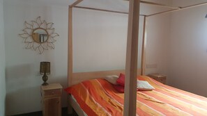 3 bedrooms, desk, WiFi, bed sheets