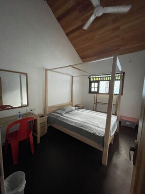 3 bedrooms, desk, WiFi, bed sheets