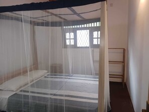 3 bedrooms, desk, WiFi, bed sheets - 3 BR House in Ahangama, just a short stroll from the beach and town (Ahangama)