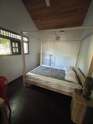 3 bedrooms, desk, WiFi, bed sheets