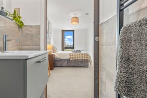 2 chambres, fer et planche à repasser, accès Internet, draps fournis