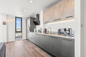 Refrigerador, microondas, horno, placa de cocina