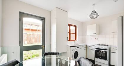 2- Bed House - Sleeps 4 & Central Links