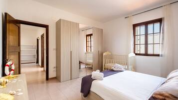 3 bedrooms, iron/ironing board, bed sheets