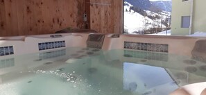 Tina de hidromasaje al aire libre