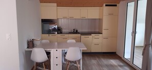 Refrigerador, microondas, placa de cocina, lavavajillas