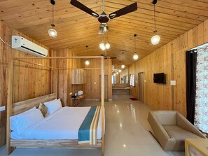 Wood Pecker House | Oleskelualue | 42–tuumainen LED-televisio, jossa satelliittikanavat