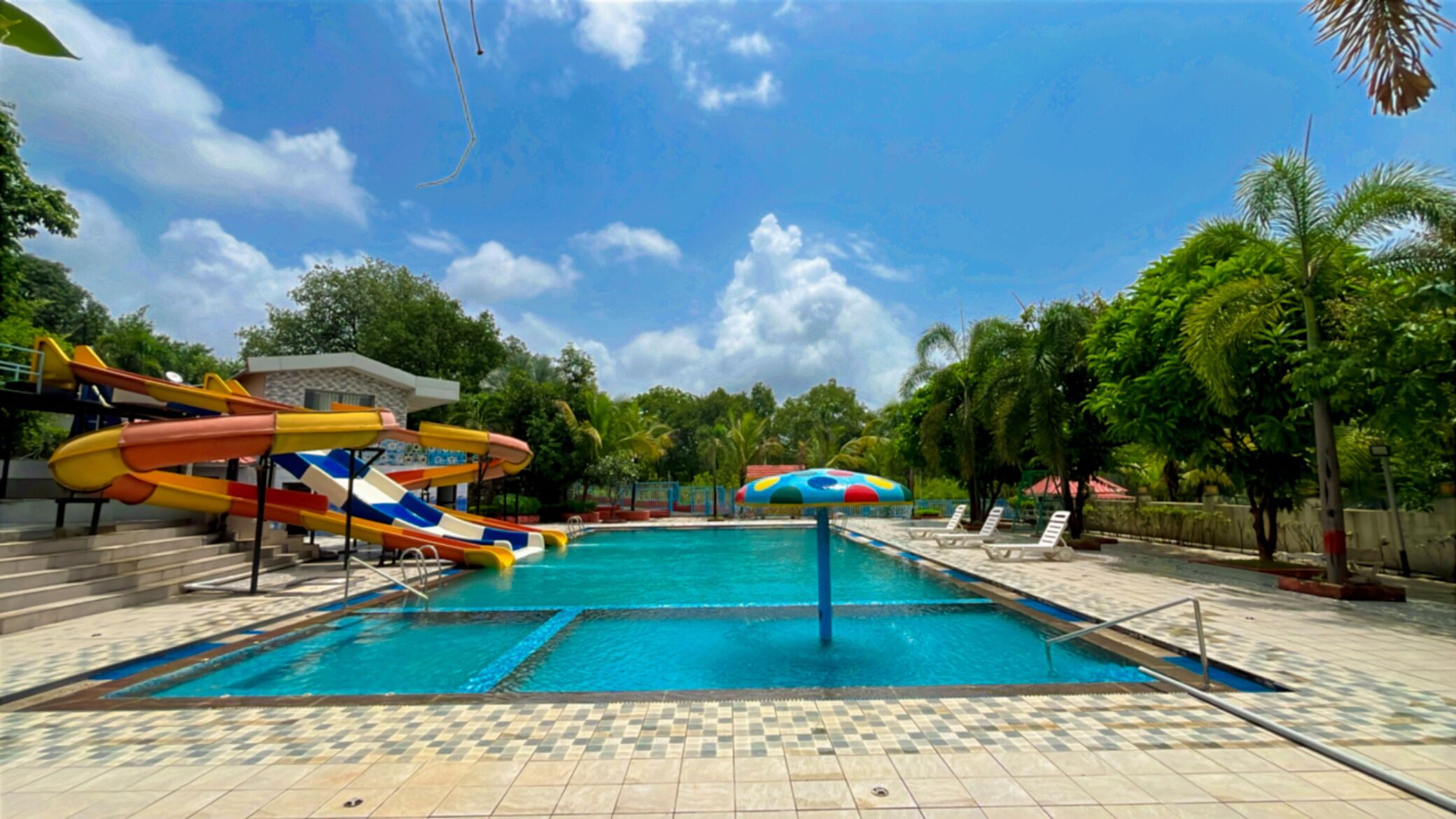 Una piscina al aire libre