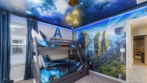 Ein Stockbett mit Wandgemälde zum Thema Galaxie, ein Fenster mit Vorhängen und eine Tür mit der Aufschrift 'WARS'.