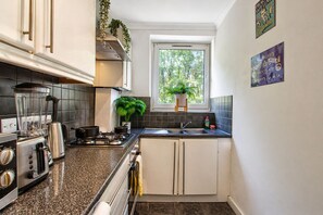 Frigorífico, microondas, horno y placa de cocina