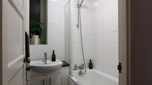 Regadera, secadora de cabello, toallas, jabón 