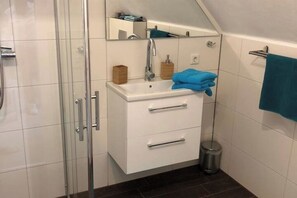 Douche, serviettes fournies, papier toilette