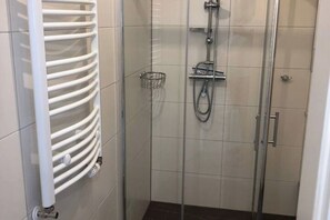 Dusche, Handtücher, Toilettenpapier