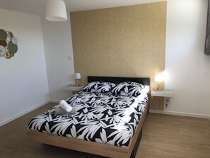 3 bedrooms, iron/ironing board, WiFi, bed sheets