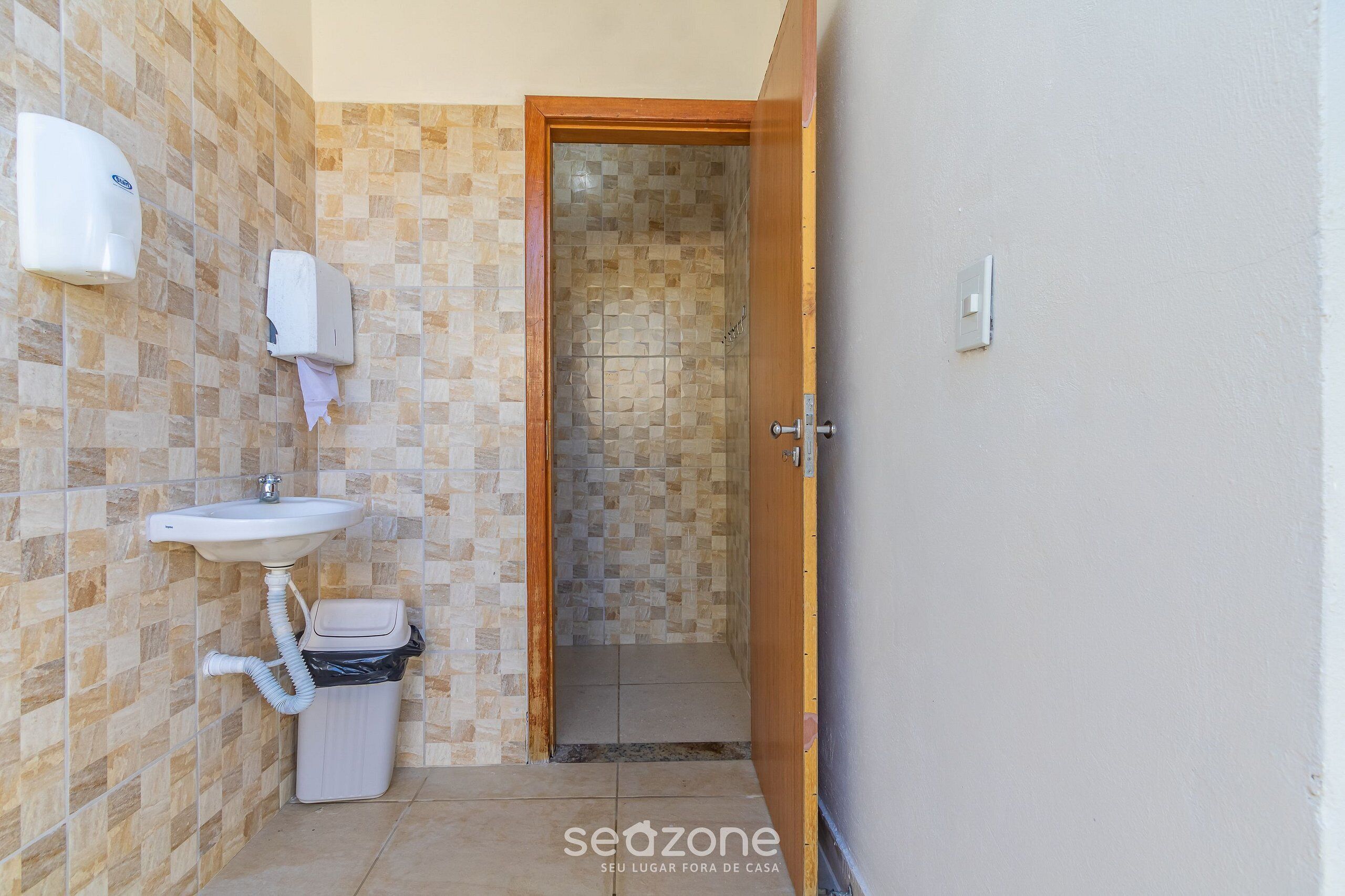 Basic Apartment | Bathroom