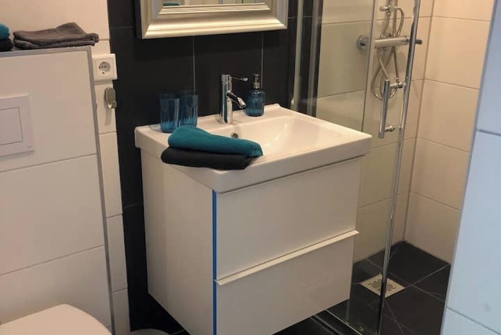 Dusche, Haartrockner, Handtücher, Seife
