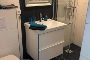 Dusche, Haartrockner, Handtücher, Seife