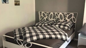 1 soverom, strykejern/-brett, internettilgang og sengetøy