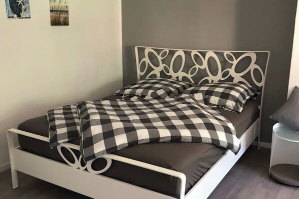 1 bedroom, iron/ironing board, internet, bed sheets