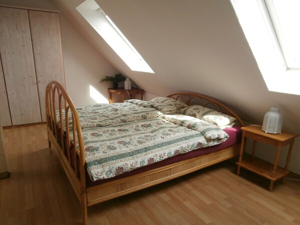 Iron/ironing board, WiFi, bed sheets