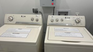 Two front-loading washers with price tags of $2.00 and $3.00. - Beautiful Private Room, Near the AirPort - Free Parking (Miami)