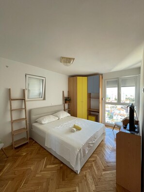 1 habitación, tabla de planchar con plancha, wifi gratis y ropa de cama