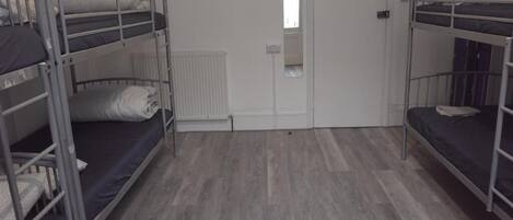 Gemeinsamer Basic-Schlafsaal | Kostenloses WLAN, Bettwäsche