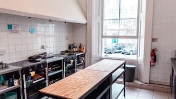 Kjøleskap på fellesområdet og mikrobølgeovn på fellesområdet