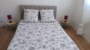 3 dormitoris, planxa i posts de planxar, wifi i roba de llit