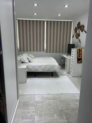 3 habitaciones, tabla de planchar con plancha, wifi y ropa de cama 