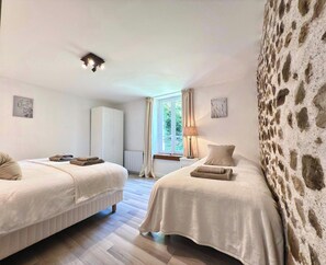 4 bedrooms, iron/ironing board, WiFi, bed sheets