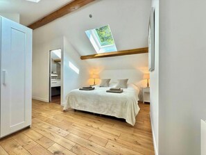 4 habitaciones, tabla de planchar con plancha, wifi y ropa de cama 