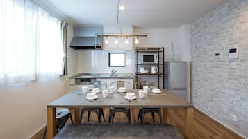 Casa, 4 habitaciones, para no fumadores (Aile House 2, 4LDK) | Cocina privada | Refrigerador, microondas, parrilla de estufa y utensilios de cocina