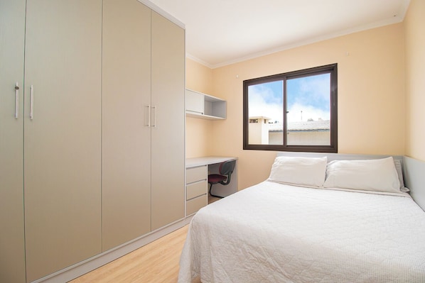 3 chambres, fer et planche à repasser, accès Internet, draps fournis