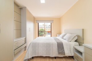 3 bedrooms, iron/ironing board, internet, bed sheets