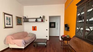 Una habitación con una cama, un escritorio, un armario y una puerta que da a otra estancia.