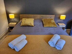 3 bedrooms, iron/ironing board, bed sheets