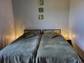 3 soverom, strykejern/-brett og sengetøy